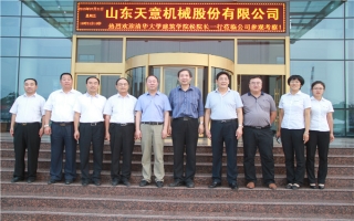 清華大學(xué)建筑設(shè)計研究院副院長、研究員侯建群蒞臨